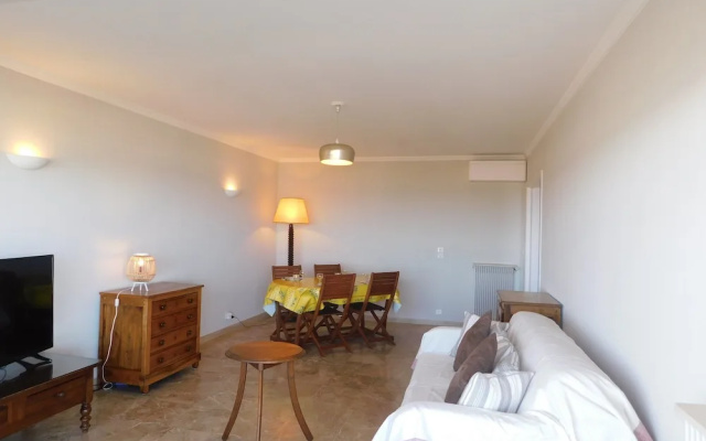 Studio terrasse dans résidence avec piscine