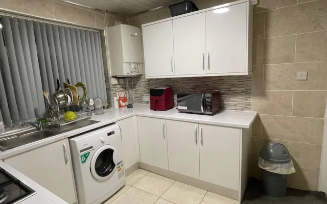 3-bed House - Sleeps 5 With Free Parking