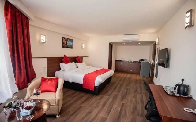 Modern , Spacious King Studio With Kitchenette