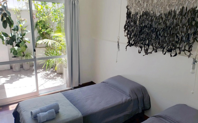 Casa con dos habitaciones y dos patios