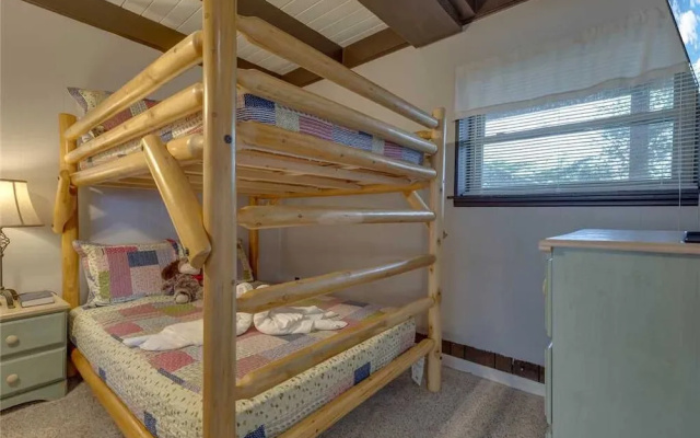 Bear View Chalet Three Bedroom Cabin