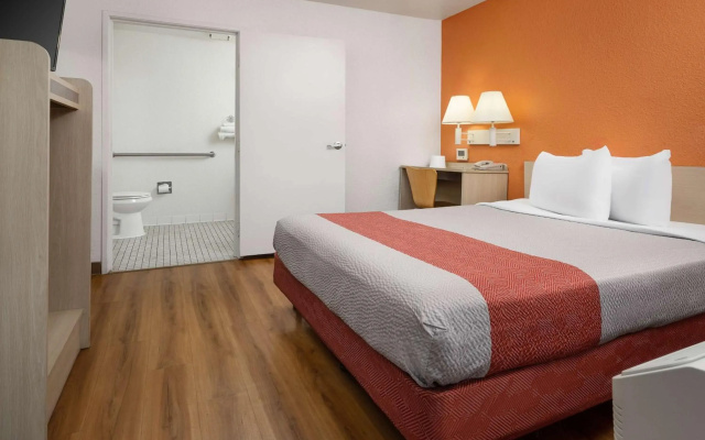 Motel 6 Buena Park, CA - Knotts Berry Farm - Disneyland