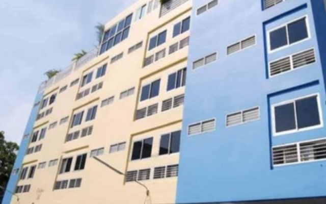 Апартаменты Baan Pathum Apartment вид на фасад