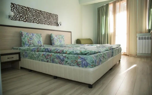 Hotel Emaly Green