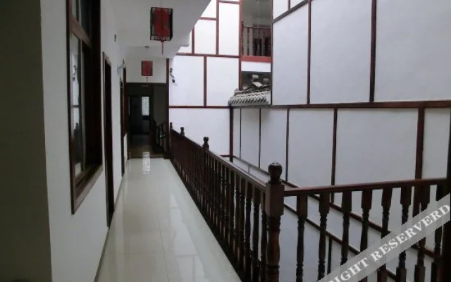 Huanglongxi Longyue Inn