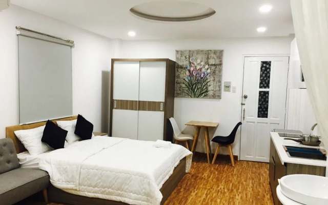 Smiley Apartment 11