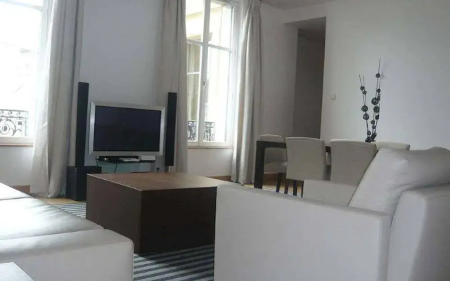 Bridgestreet Deluxe Champs Elysees