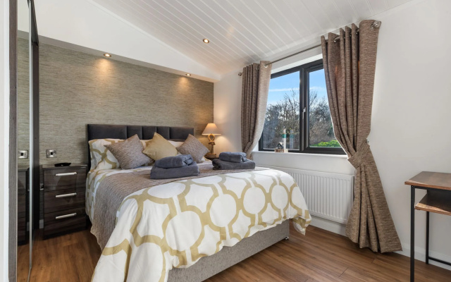 Hiraeth - Luxury Lodge With Hot Tub Close to Beach