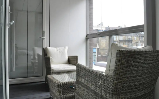 Modern 1 Bedroom Apartment in Brixton With Balcony