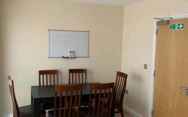Private Rooms In A Cheerful 4-Bedroom Town House