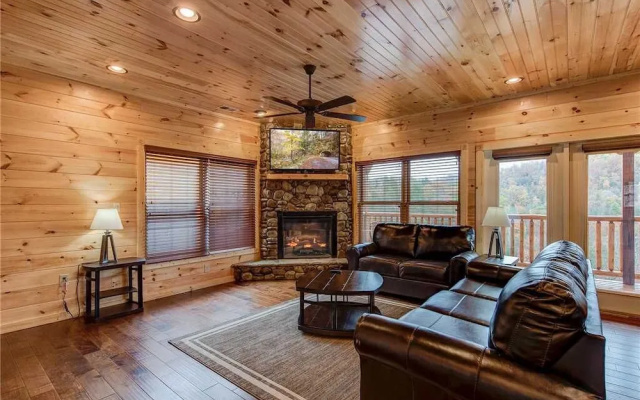 Majestic Manor - Three Bedroom Cabin
