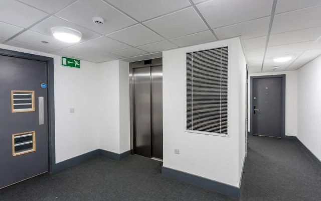 Spacious studio apartment in the heart of Oldham