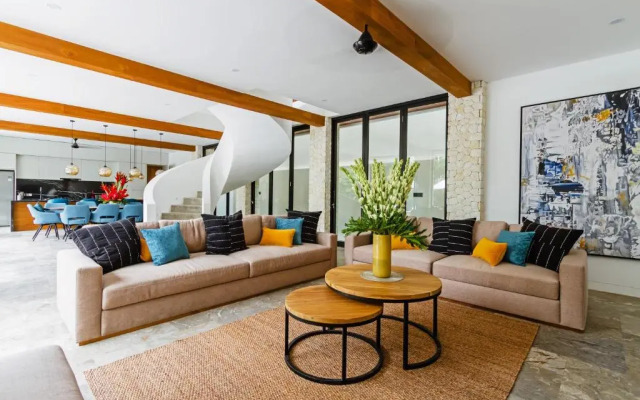 THE BOTANICAL 6 BED LUXURY 900 meter from beach