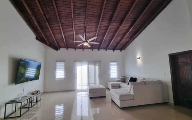 Condo With Pool - Sleeps 8 & bbq Facilities
