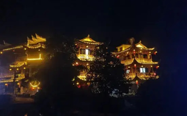 Furong Town and Slow Yueshe (Lotus Pool Shop)