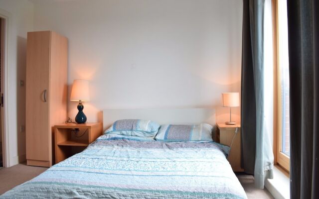 Апартаменты 2 Bedroom Apartment With Balcony and Park Views комната для гостей