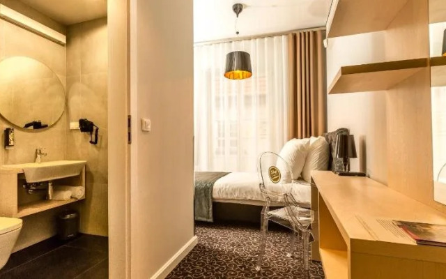 Sleep In Hostel Apartments