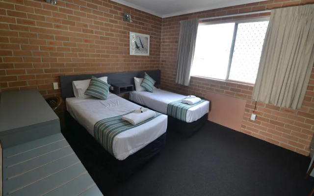 The Oaks Hotel Motel