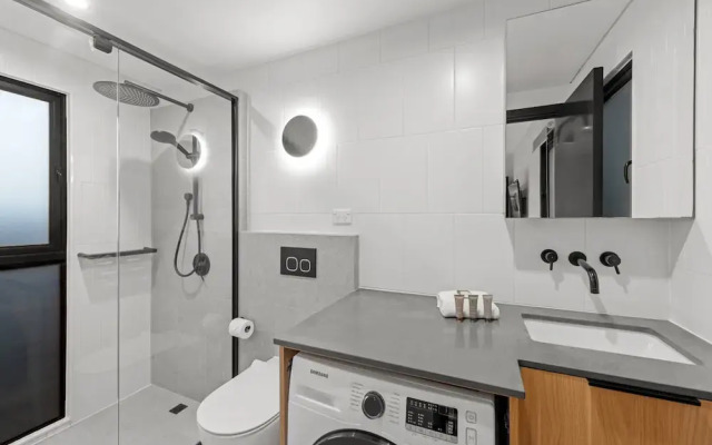 Stylish New Farm Apartment With Courtyard