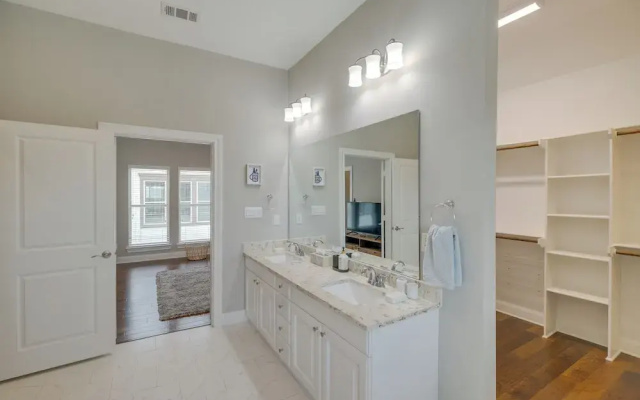 Spacious Houston Townhome ~ 5 Mi to Downtown!