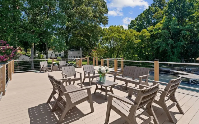Lakefront Living