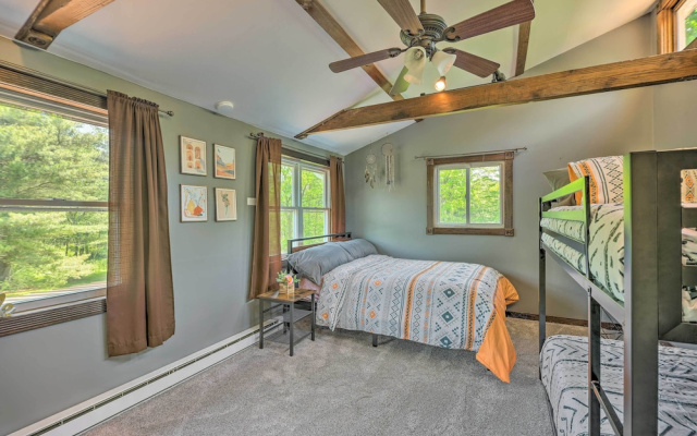 Poconos Cottage w/ Fire Pit: Near Lake Harmony