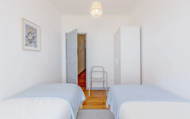 Bright & Spacious Alfama Typical Apartment, By TimeCooler
