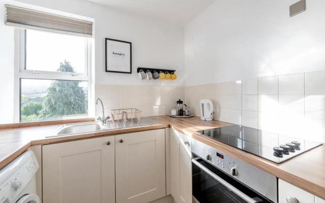 Modern & Spacious 2 Bedroom Maisonette