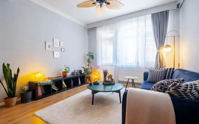 Eclectic Flat Near Metro With Terrace in Kadikoy