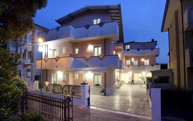 Hotel Villa Cicchini Римини вид на фасад