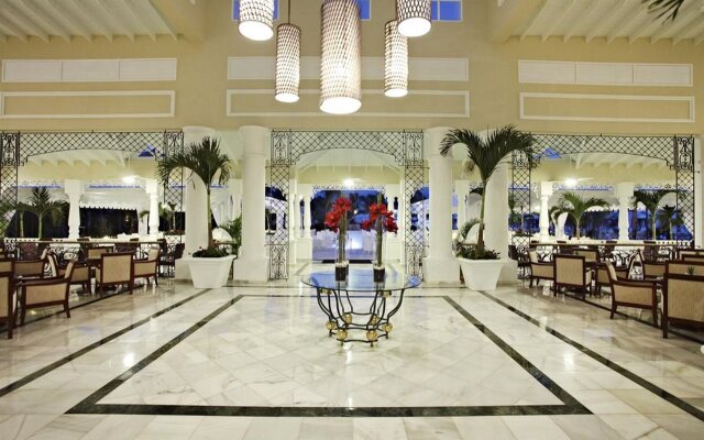 Отель Grand Bahia Principe Aquamarine вид на фасад