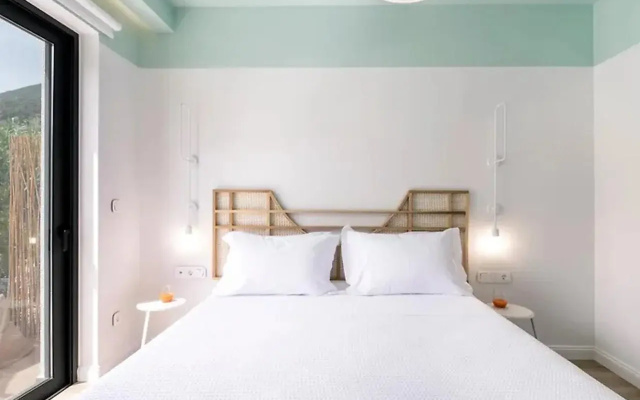 13 Keys Suites