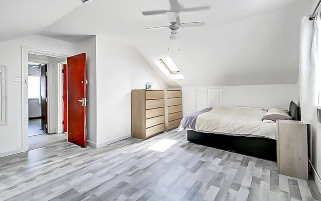 Stunning 7-bed Detached House in Luton With Parkin