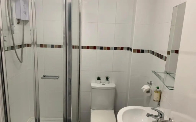 Spacious, Bright Twin Studio Apartment (can sleep up to 4)