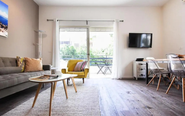 Sunny 3BR in Prague 8 by HolyGuest