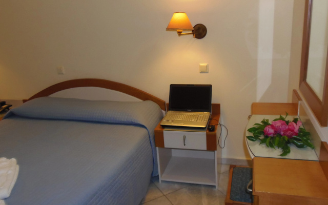 Yakinthos Hotel