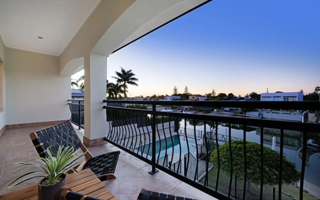 Stunning Lake Front House Amalfi Drive