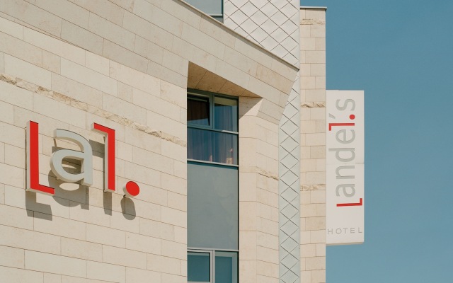 Отель Vienna House Andel's Cracow вид на фасад