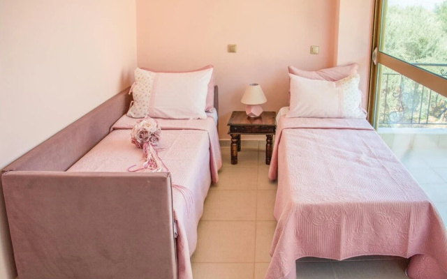Stunning Home in Diakopto With Wifi and 4 Bedrooms