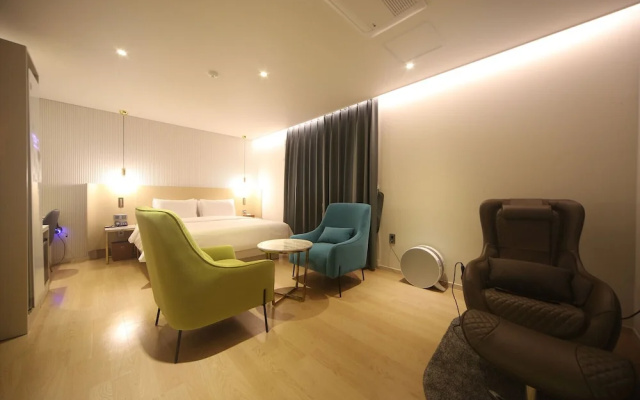 H Avenue Hotel Minam