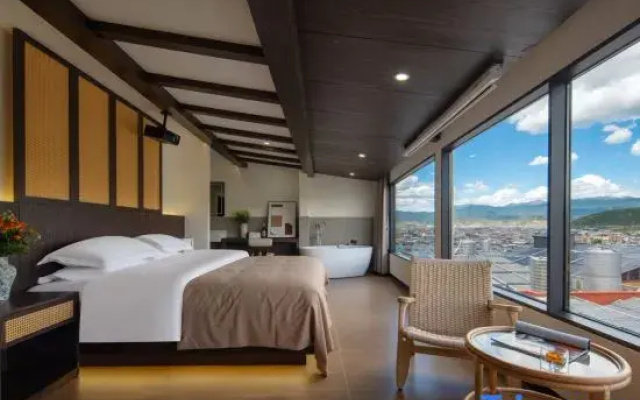 Shangri-La Qinghuan Scenic Homestay (Dukezong Ancient City Dafosi Prayer Wheel)