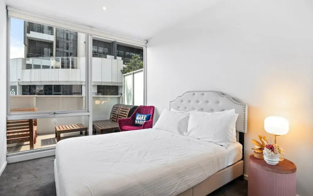 Bright 2-bed Home With Secure Parking
