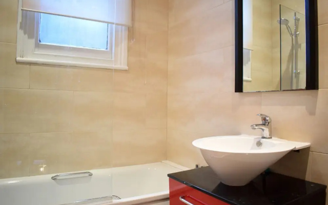 Calm 2 Bed Family Home in Shepherd's Bush