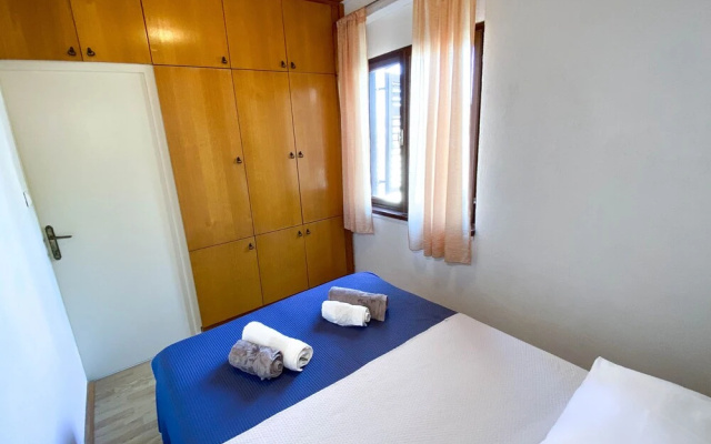 Inviting 3-bed Apartment in Okrug Donji Beachfront