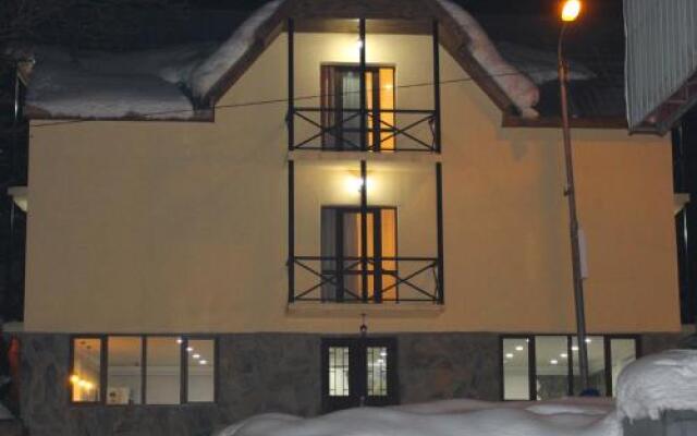 Отель Guesthouse Gera Грузия, Местиа - отзывы, цены и фото номеров - забронировать отель Guesthouse Gera онлайн вид на фасад