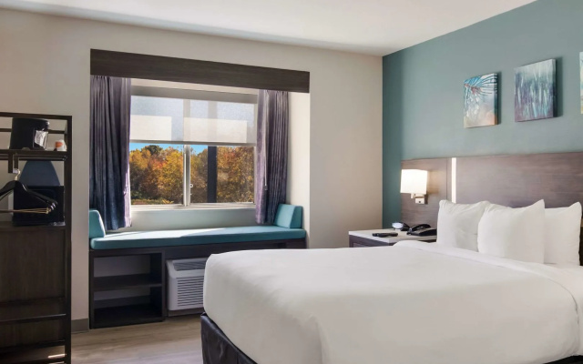 Spark by Hilton Clarion