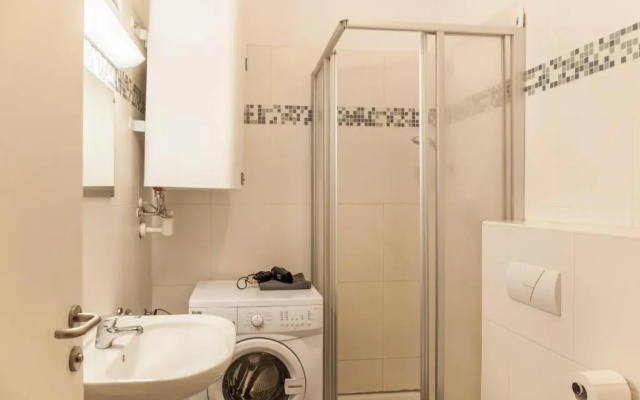 Cozy central apartment 1min train