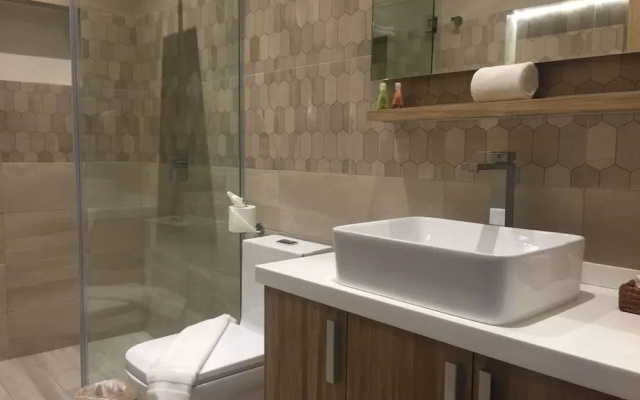 2BR With Rooftop Pool in Great Location! A/c!