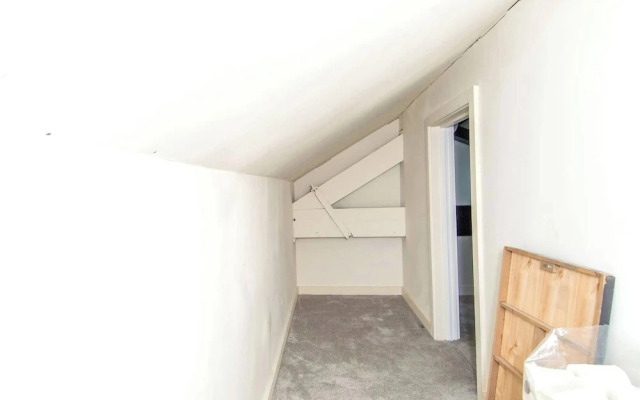 Charming 2-bedroom Apartment in Bradford With City Views