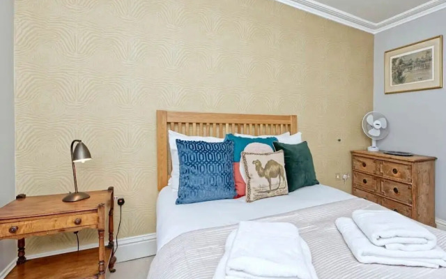 Traditional 1 Bed Apartment, Pimlico